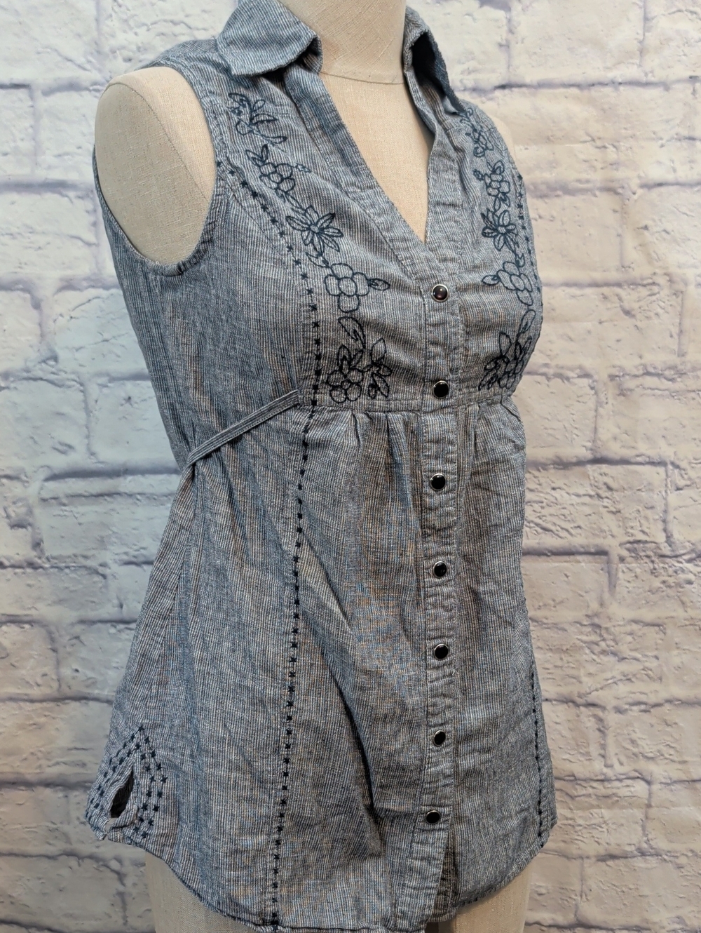 Papaya White & Navy Snap Front Tank Top w/ Embroidery - Juniors Size Medium